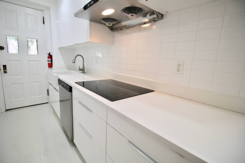 Private, Beautiful Upper Eastside Townhome — Garden floor full kitchen