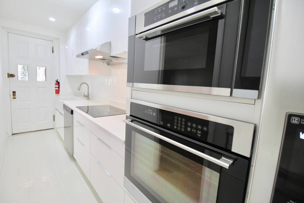 Private, Beautiful Upper Eastside Townhome — Induction Stovetop, Dishwasher, Microwave & Oven