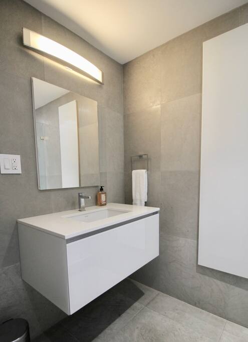 Private, Beautiful Upper Eastside Townhome — Master Bath - 3rd Floor