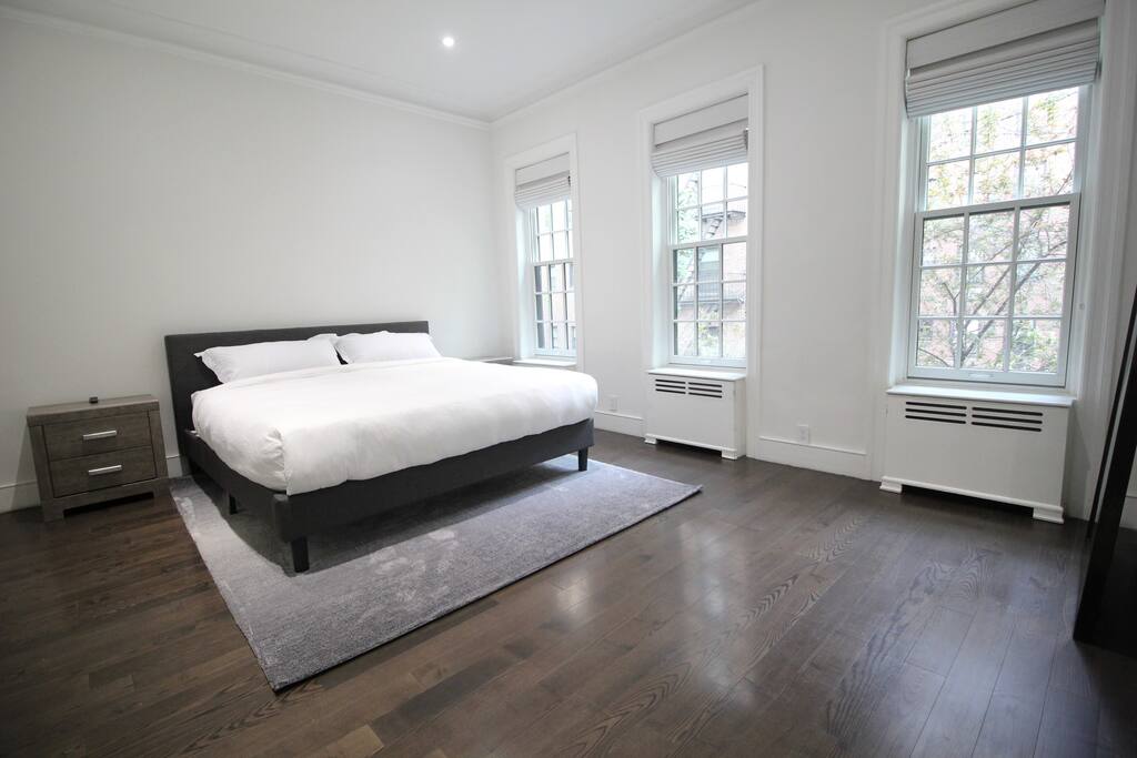 Private, Beautiful Upper Eastside Townhome — 2nd Fl guest bedroom. Kingsized bed. Pillowtop innerspring mattress, 50' SUHD Samsung smart TV with walk-in closet