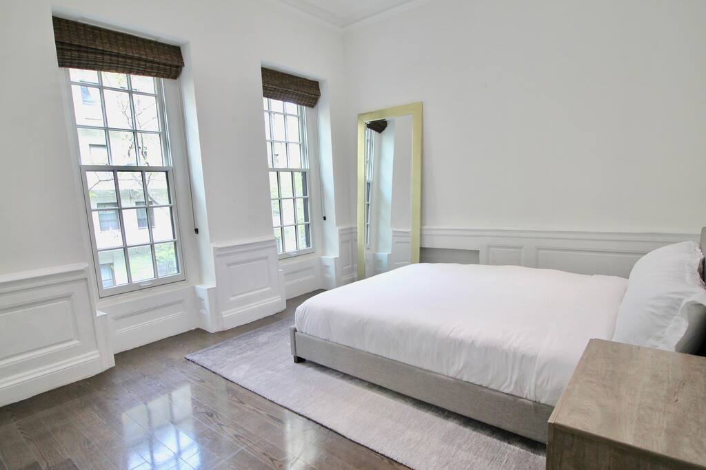 Private, Beautiful Upper Eastside Townhome — 2nd fl guest bedroom. Queensized bed. Pillowtop innerspring mattress, 50' SUHD Samsung smart TV. 