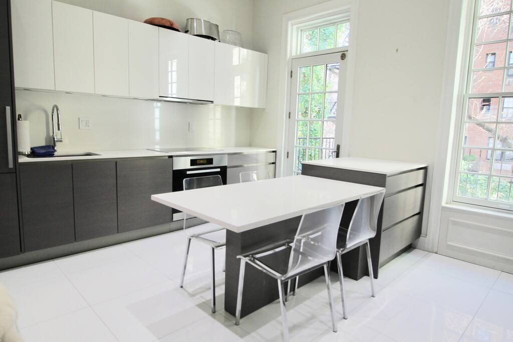 Private, Beautiful Upper Eastside Townhome — Breakfast Bar & Work Area