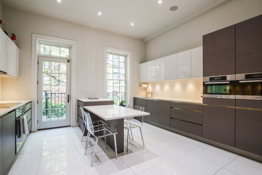 Private, Beautiful Upper Eastside Townhome — photo 8