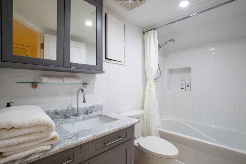 Private, Beautiful Upper Eastside Townhome — photo 40