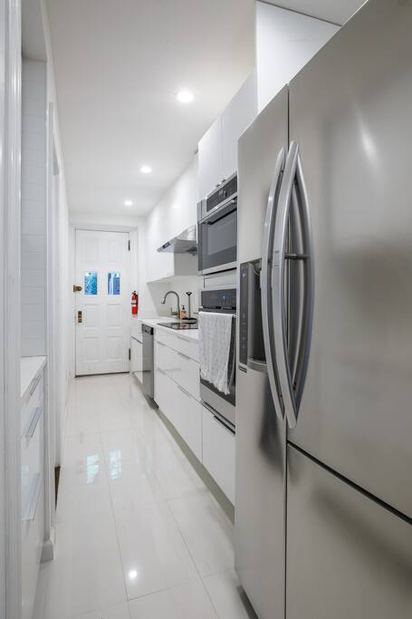 Private, Beautiful Upper Eastside Townhome — photo 37