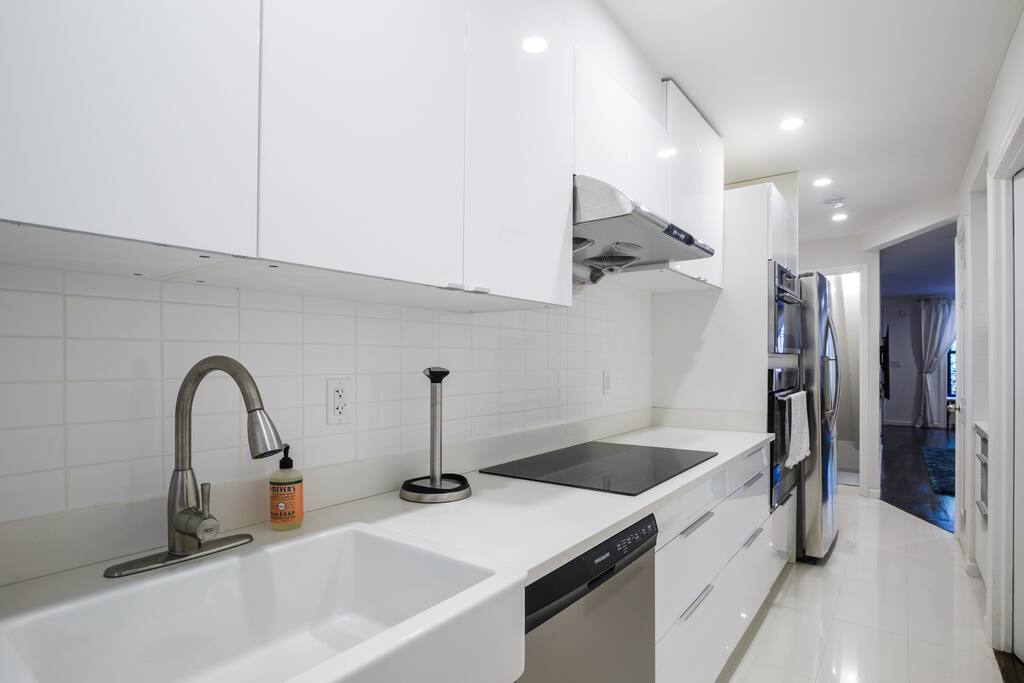 Private, Beautiful Upper Eastside Townhome — photo 38