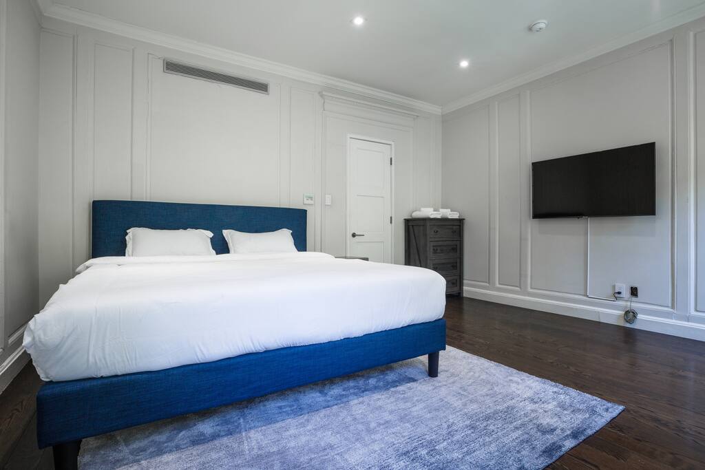Private, Beautiful Upper Eastside Townhome — photo 15