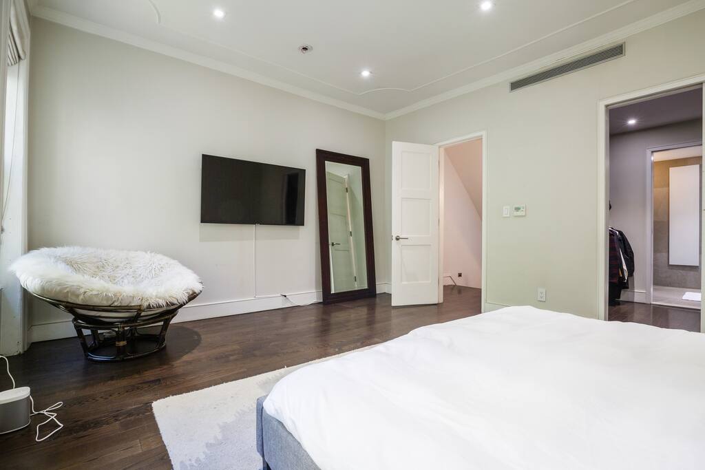 Private, Beautiful Upper Eastside Townhome — photo 19