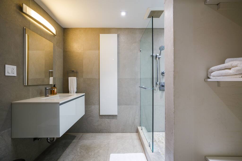 Private, Beautiful Upper Eastside Townhome — photo 21