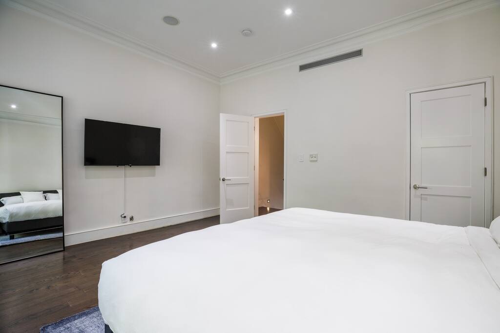 Private, Beautiful Upper Eastside Townhome — photo 27