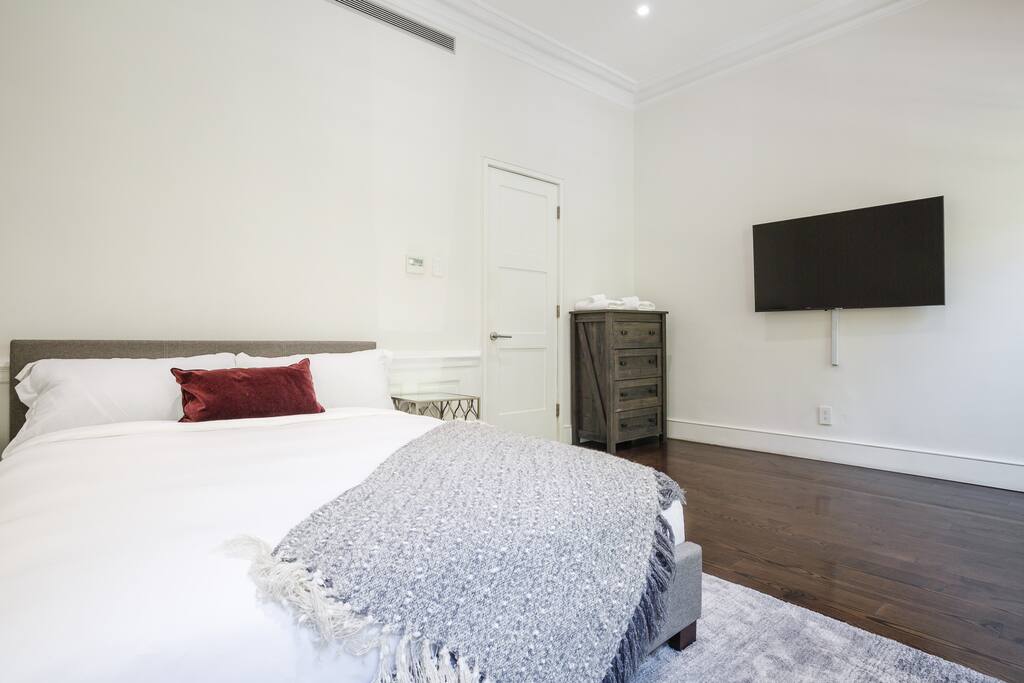 Private, Beautiful Upper Eastside Townhome — photo 33