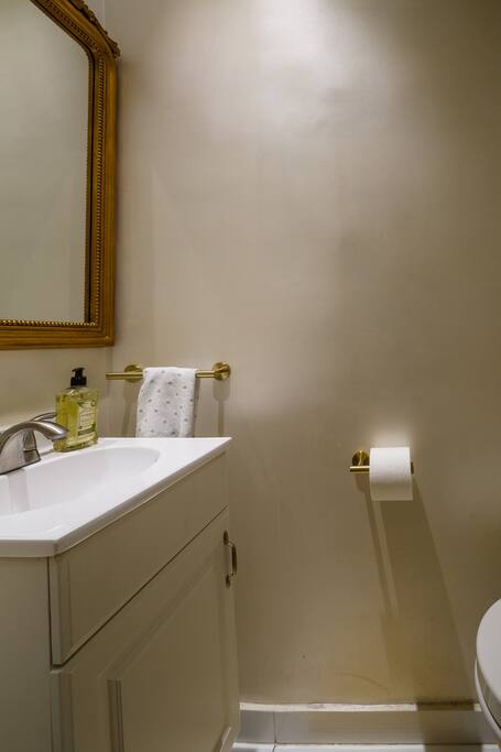 Private, Beautiful Upper Eastside Townhome — photo 44
