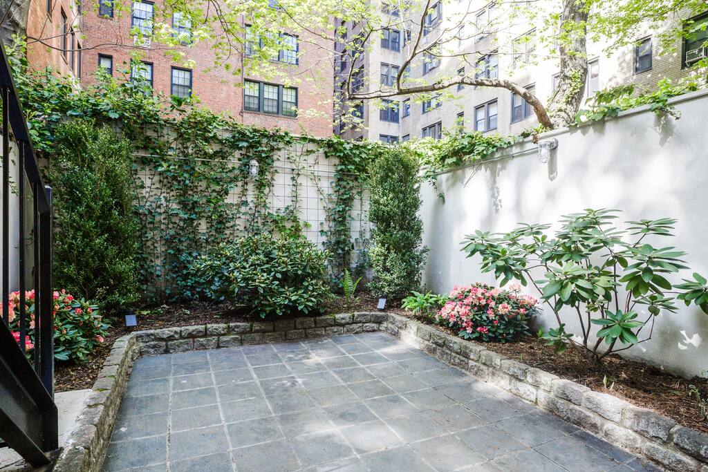 Private, Beautiful Upper Eastside Townhome — photo 47