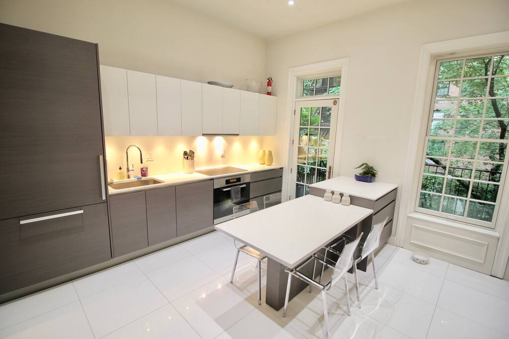 Private, Beautiful Upper Eastside Townhome — photo 9
