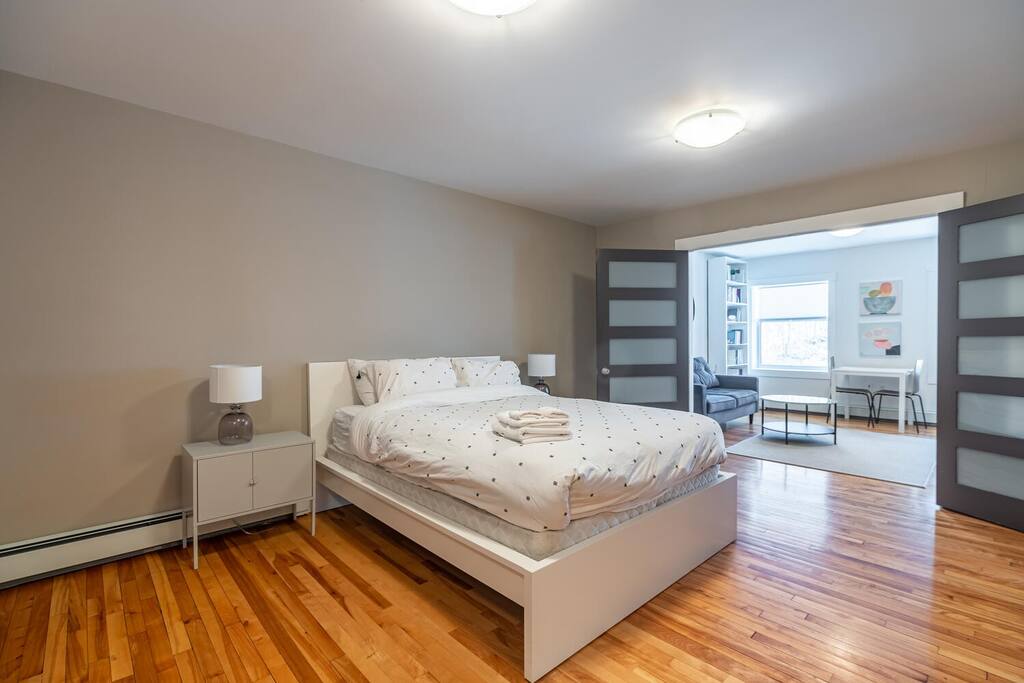 Bright And Airy Apartment With Modern Kitchen - Charming Retreat - Halifax