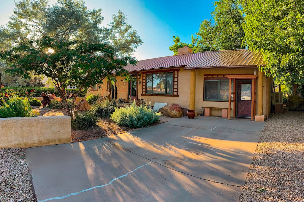 Enjoy a Sweet Retreat in Kanab, Utah. Walking distance to all downtown Kanab has to offer. Close to Zion, Bryce Canyon, and the Grand Canyon! — Kanab, UT — vacation rental