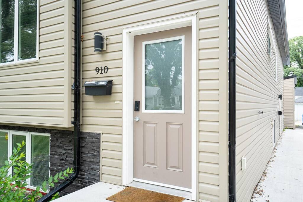 Cozy 2 Bedroom in Trendy Area W/ Parking - Nest Host