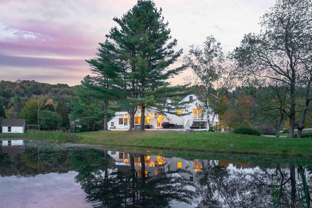 The Villa - Industrial Farmhouse with Hot Tub 3