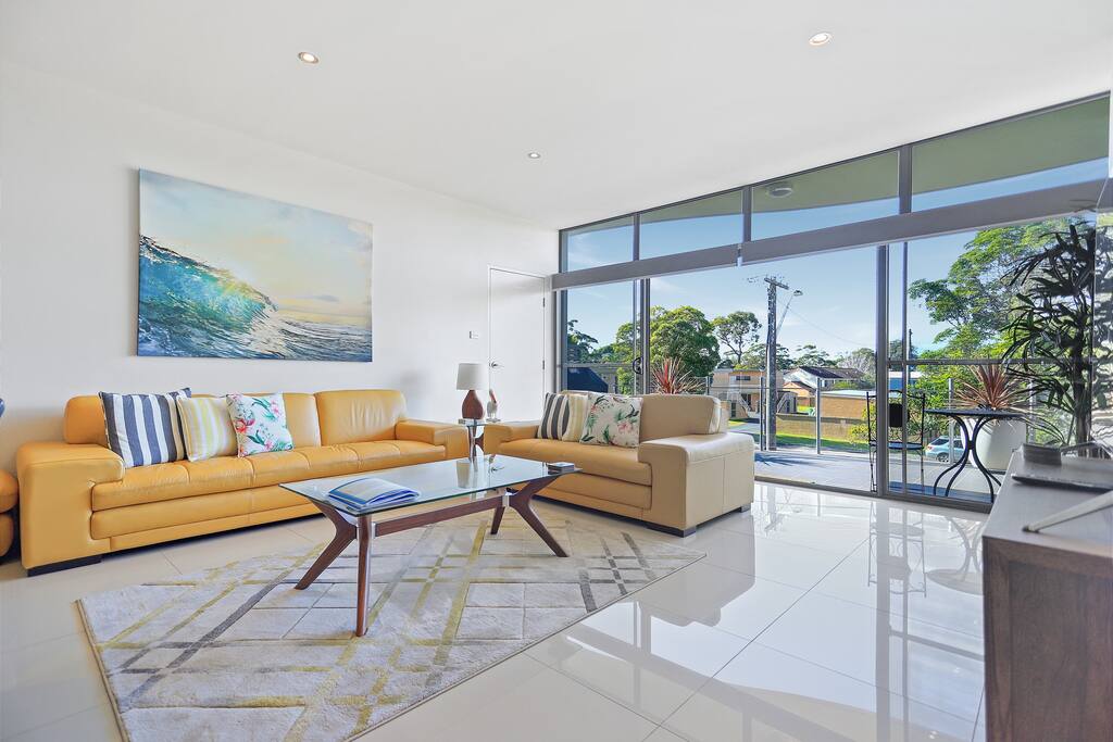 Aqua Shores - 1 Bedroom - Huskisson ( Newly renovated with Wifi, Linen, Netflix and A/C) in Huskisson, 2540