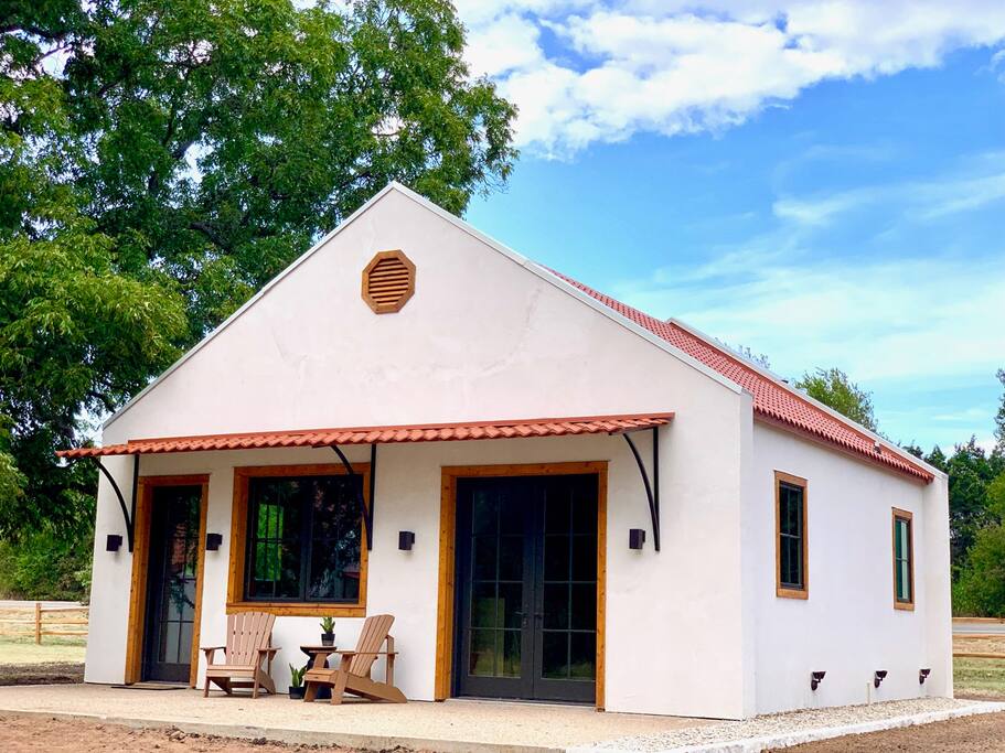 Little Dutch Cabin #101 | Pickleball | Soaker Tub — Waco, TX — vacation rental