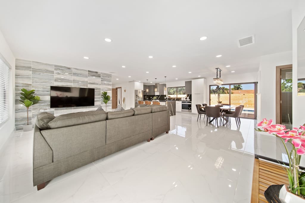 Luxury Miami Estates W/ Tennis  Court/Heated Pool - Photo 4