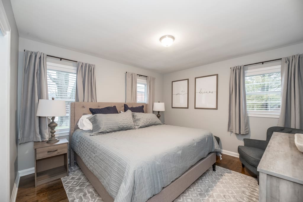 Unwind in the main-level king suite, where soft gray-andnavy tones and a private armchair nook make it easy to fully switch off.