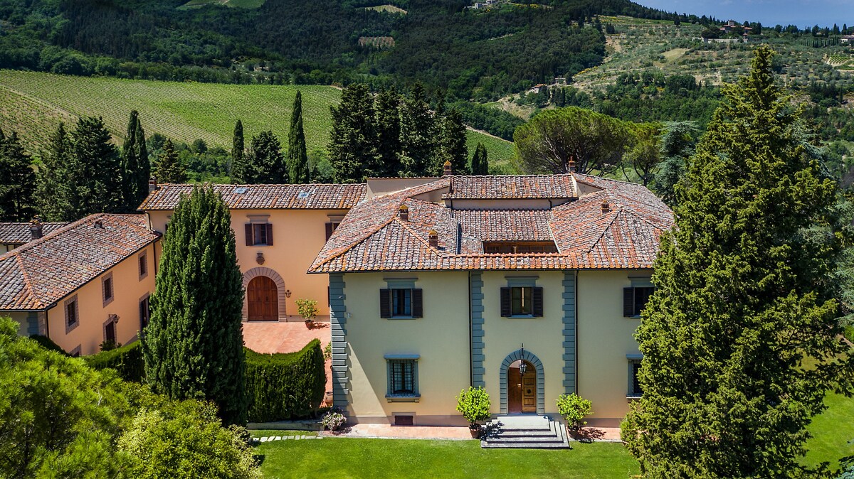 MAGNIFICENT 9BR VILLA w/ HEATED POOL IN CHIANTI! — Città Metropolitana di Firenze, Toscana — vacation rental