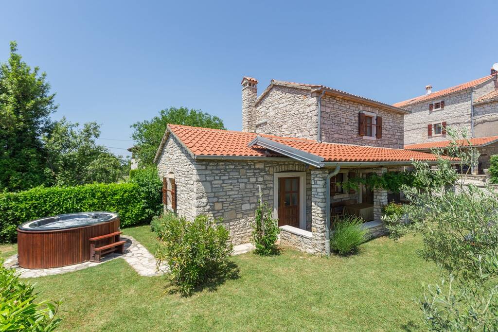 Sweet Home Ana with jacuzzi — Kanfanar, Croatia — vacation rental