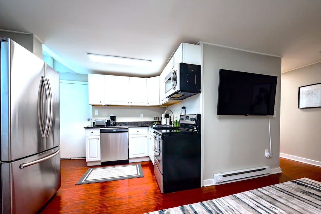 Chic Historic apartment- King Bed, Fast WiFi, close to Downtown! 6