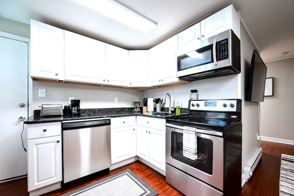 Chic Historic apartment- King Bed, Fast WiFi, close to Downtown! 5