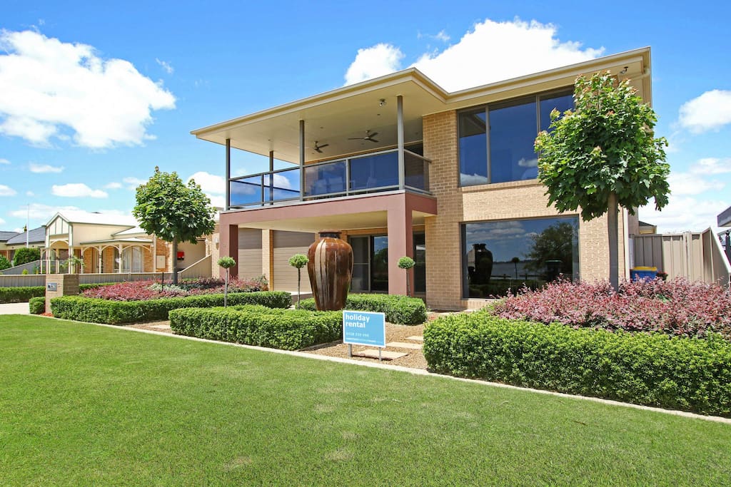 The Grand Holiday House Yarrawonga - Opposite Lake Mulwala — Yarrawonga — vacation rental