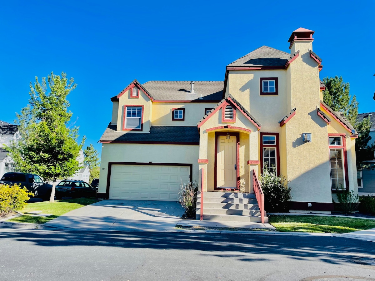 Victorian Style Great AC❄️&Location 3TVs Sleeps 9 — Sparks, NV — vacation rental
