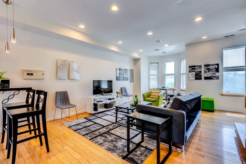 MODERN ☆ Well-Located Shaw Town Home ☆ 2BR Condo — District of Columbia, DC — vacation rental