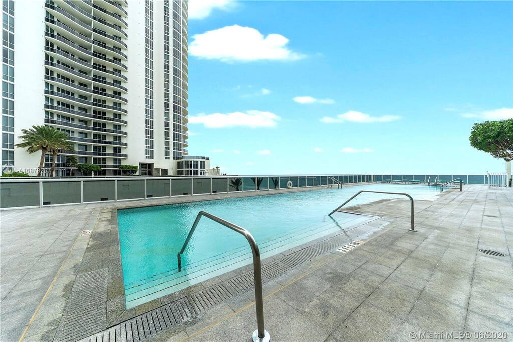 Cloud9 | Private Access To The Beach | The Wave interior 3