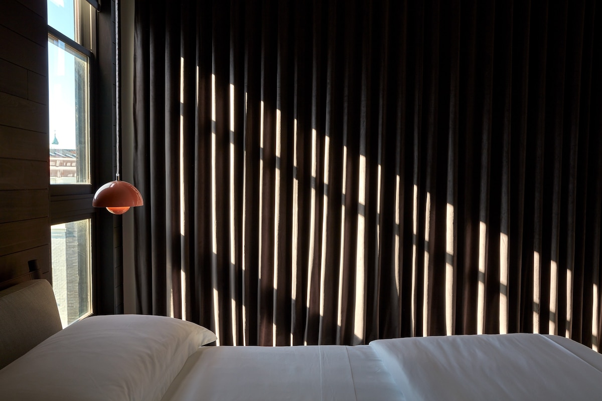 Extrados Loft King Suite | Philadelphia | Archway
