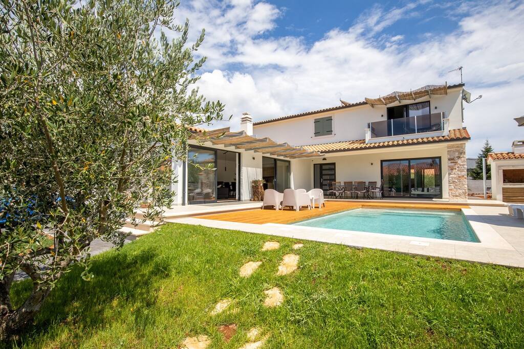 Modern villa with 4 bedrooms and pool near Pula — Šišan, Istarska županija — vacation rental