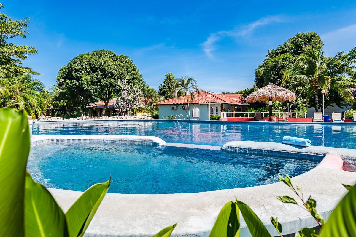 Private Patio Escape | BBQ, Pool & Jacuzzi Access — Playa Potrero, Provincia de Guanacaste — vacation rental