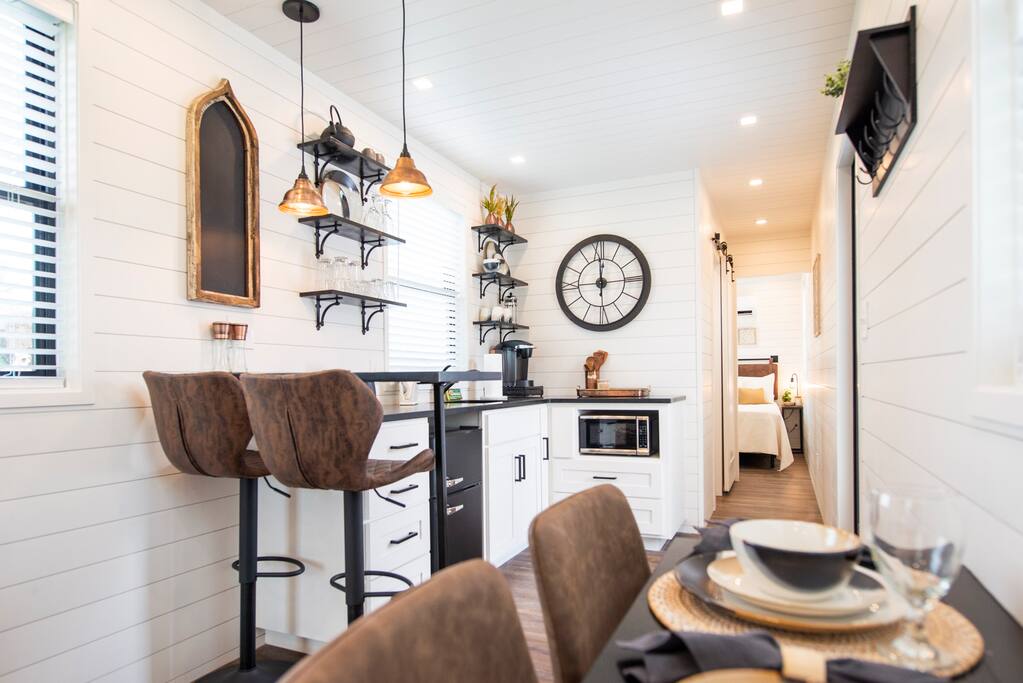 The Newtonian Tiny Container Home near Magnolia — Waco, TX — vacation rental