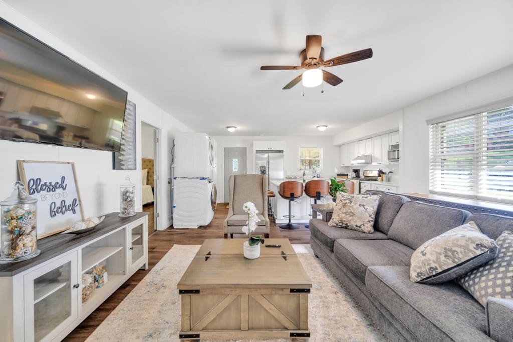 Cozy 4bedroom Bungalow in Davidson Sleeps 10 — Davidson, NC — vacation rental