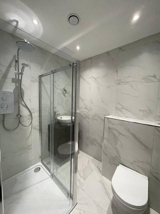 NEW & Vibrant 1-Bed in Town Centre w/ Free Parking - Photo 3