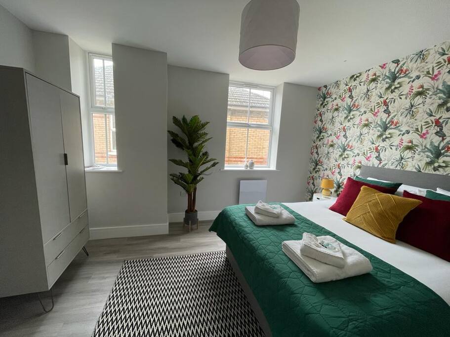 NEW & Vibrant 1-Bed in Town Centre w/ Free Parking - Photo 2