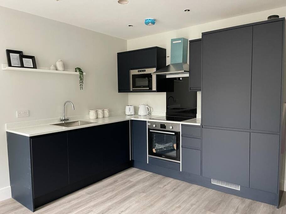 NEW & Vibrant 1-Bed in Town Centre w/ Free Parking - Photo 5