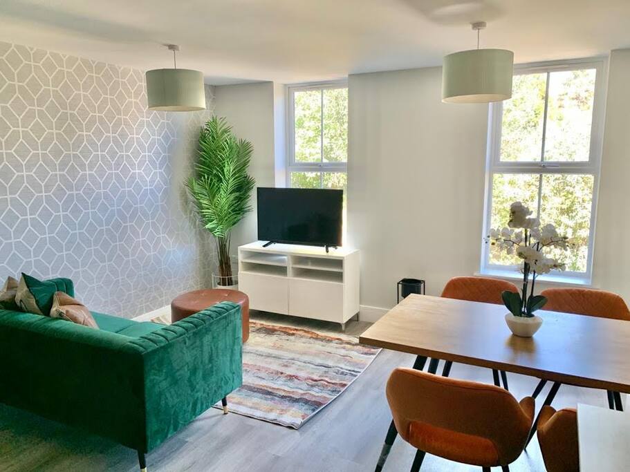 NEW & Vibrant 1-Bed in Town Centre w/ Free Parking - Photo 6