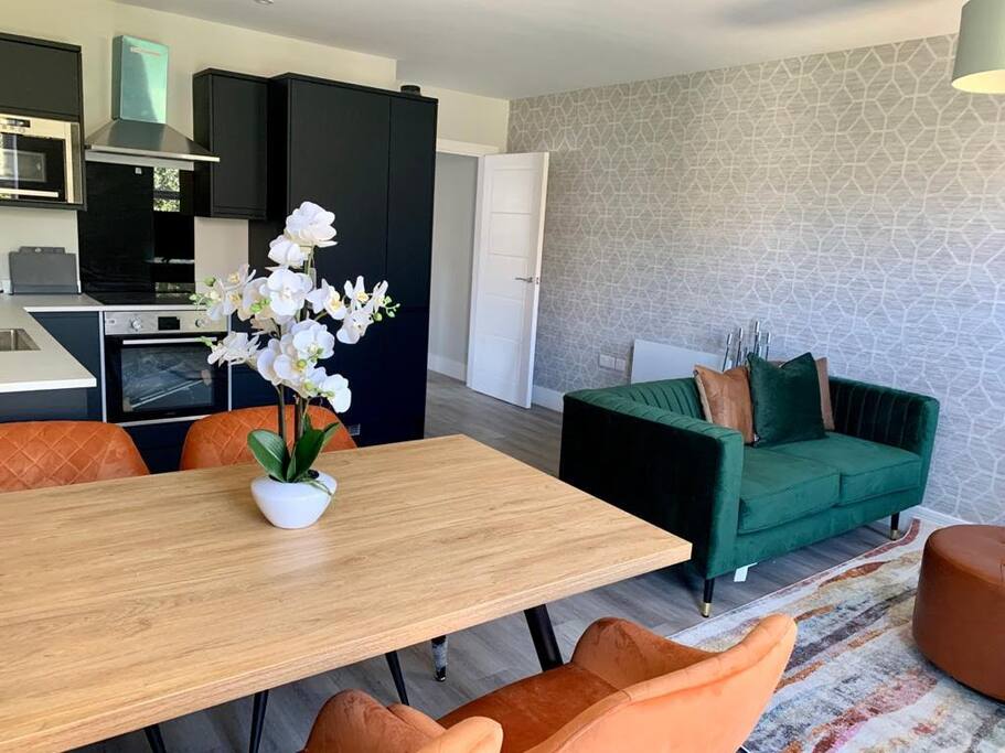 NEW & Vibrant 1-Bed in Town Centre w/ Free Parking - Photo 4