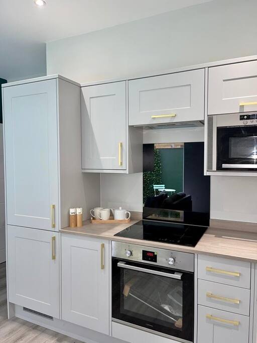 Gorgeous New 1-Bed, Town Centre, Parking & Garden - Photo 6