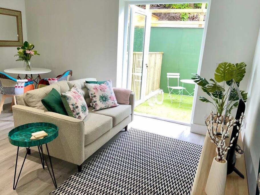 Gorgeous New 1-Bed, Town Centre, Parking & Garden - Photo 3