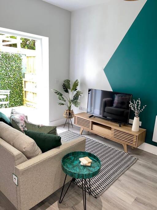 Gorgeous New 1-Bed, Town Centre, Parking & Garden - Photo 8