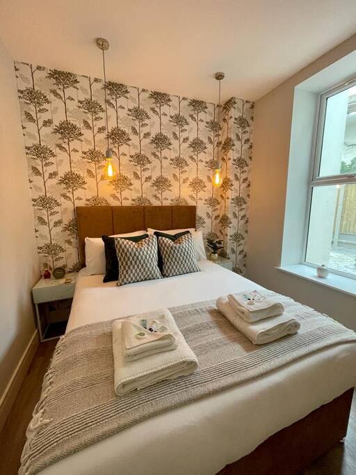 Gorgeous New 1-Bed, Town Centre, Parking & Garden - Photo 1