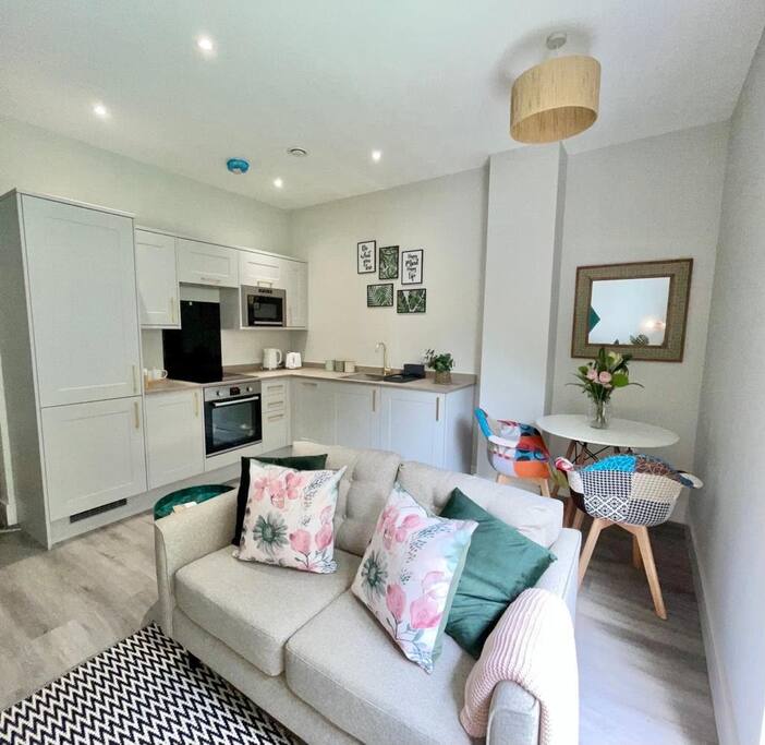 Gorgeous New 1-Bed, Town Centre, Parking & Garden - Photo 2