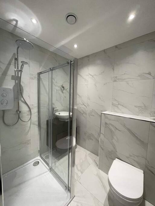 Gorgeous New 1-Bed, Town Centre, Parking & Garden - Photo 7